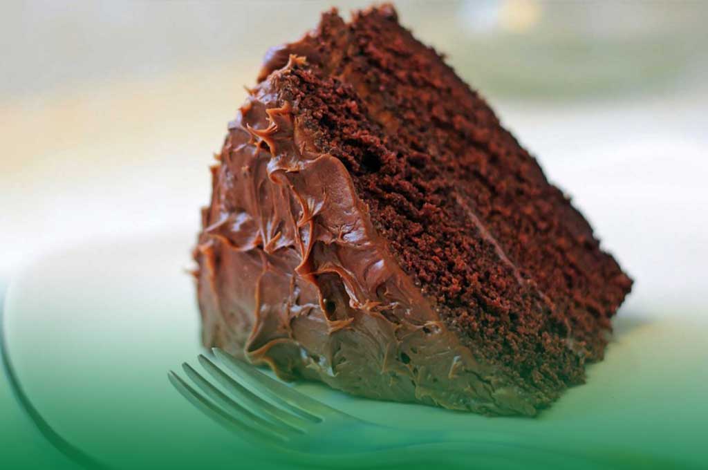 مراحل پخت کیک شکلاتی خیس